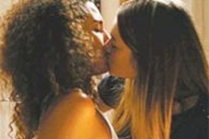A protagonista Natália (Aisha Jambo) beijará a colega de apartamento