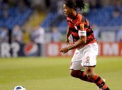 Após semana de cobranças, Ronaldinho brilha e Flamengo goleia o Atlético-MG