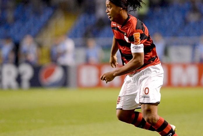 Após semana de cobranças, Ronaldinho brilha e Flamengo goleia o Atlético-MG