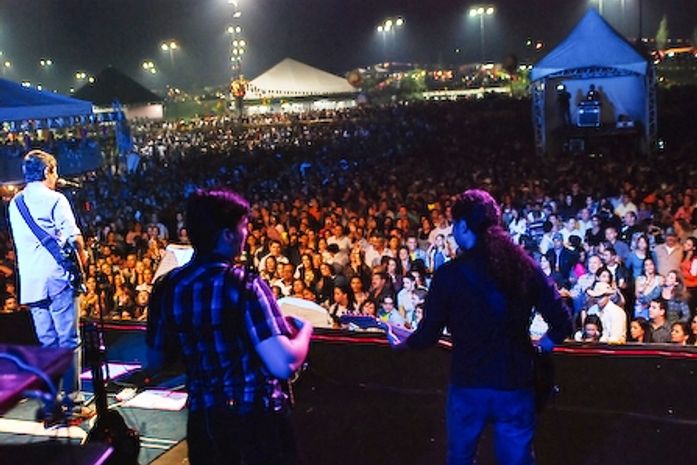 Fagner e a multidão no lago da Perucaba