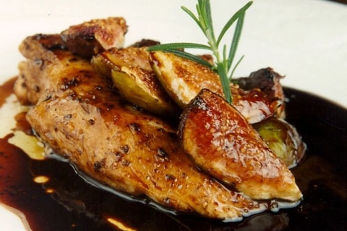 Peito de frango ao molho de vinho do porto. Um prato chique
