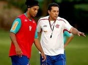 Luxemburgo: ‘Ronaldinho não tem o mesmo vigor físico, mas tem talento’