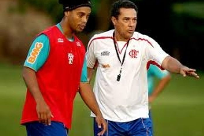 Luxemburgo: ‘Ronaldinho não tem o mesmo vigor físico, mas tem talento’