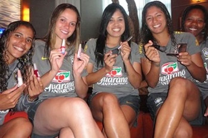 Chapinha, secador, esmalte… Cristiane revelavaidade do time