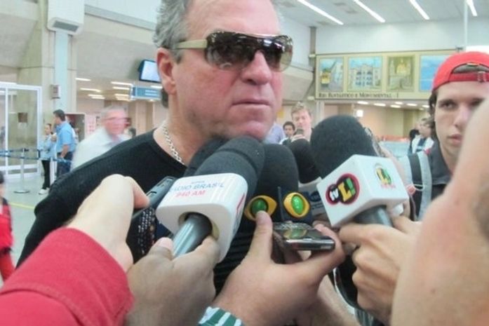 Fluminense volta ao Rio após vitória, e Abel assina contrato nesta segunda