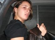 Mirela dentro da viatura do Tigre