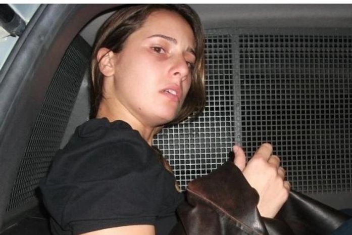 Mirela dentro da viatura do Tigre