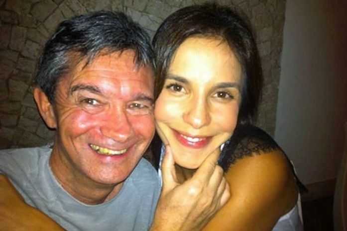 Ivete Sangalo posa para foto com Serginho Groisman