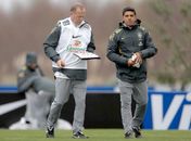 Auxiliar de Mano foge dos holofotes e vira oposto de Jorginho