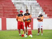 Flávio Lopes e comissão técnica.