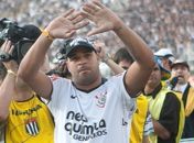 Maior reforço do ano, Adriano ainda não fez a sua estreia com a camisa do Corinthians