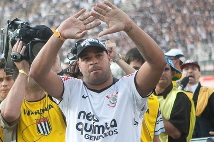 Maior reforço do ano, Adriano ainda não fez a sua estreia com a camisa do Corinthians