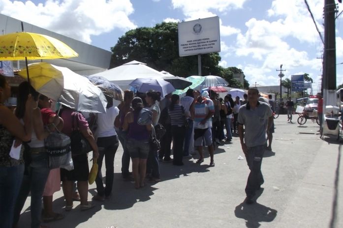 Diversas pessoas esperavam as fichas na fila 