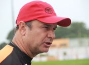 Treinador Flávio Lopes.