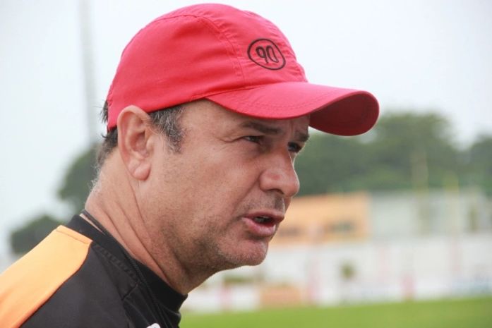 Treinador Flávio Lopes.