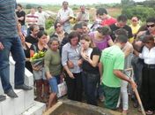 Cerca de mil pessoas acompanham enterro de universitários mortos em acidente