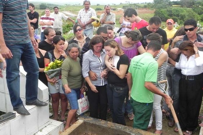 Cerca de mil pessoas acompanham enterro de universitários mortos em acidente