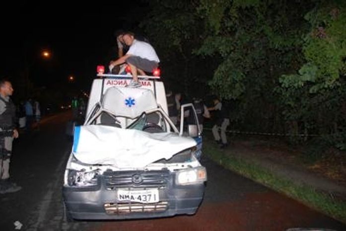 Grave acidente com ambulância deixa um morto e um ferido em Marechal