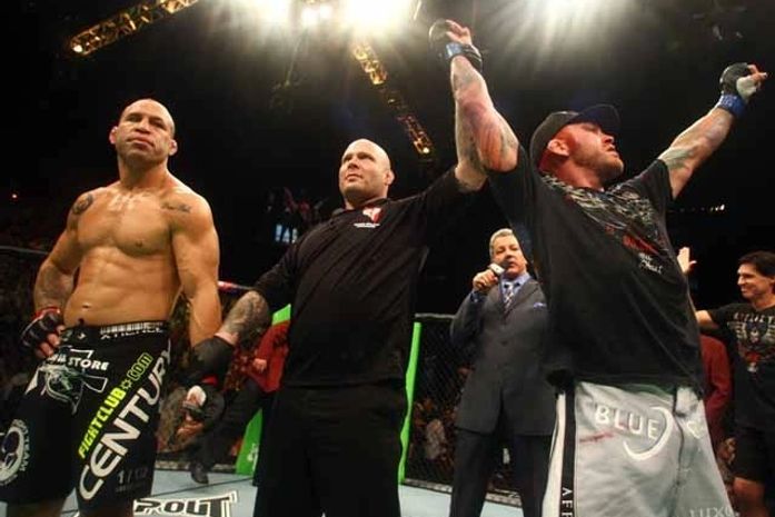 Precipitado, Wanderlei Silva leva nocaute com 27s em retorno ao UFC