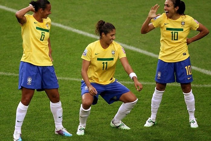 Jogadoras comemoram a vitória em cima da Noruega