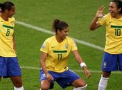 Jogadoras comemoram a vitória em cima da Noruega