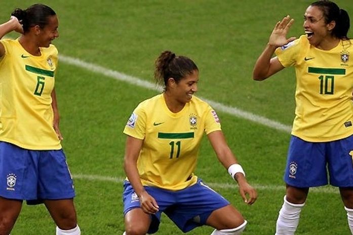 Jogadoras comemoram a vitória em cima da Noruega