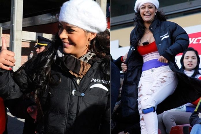 Mais cheinha, Larissa Riquelme torce com o celular entre os seios