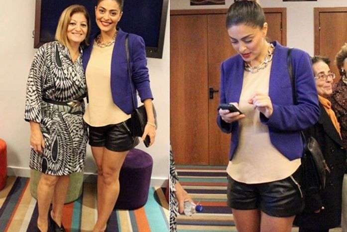 De shortinho, Juliana Paes exibe belas pernas em ida ao teatro