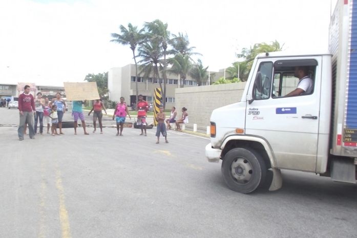 Moradores do Sítio Recreio bloqueiam entrada da Braskem