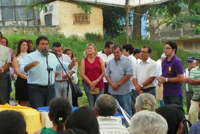 Presidente Geraldo Alencar fala para população