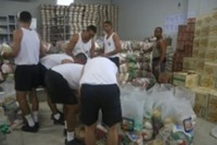 Quarenta toneladas de alimentos estão sendo selecionados por alunos da Polícia Militar