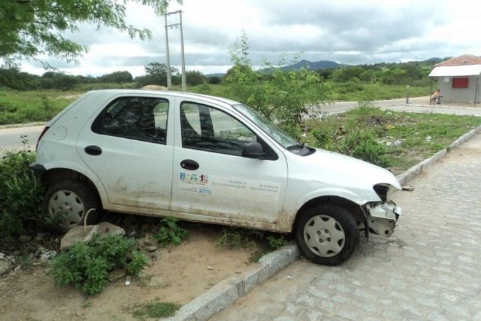 Veículo abandona no local
