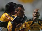 Zé Carlos entra vaiado, marca dois e dá vitória ao Criciúma sobre o Goiás