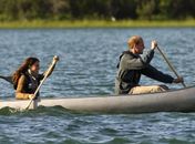 Príncipe William e Kate Middleton andam de canoa no Canadá
