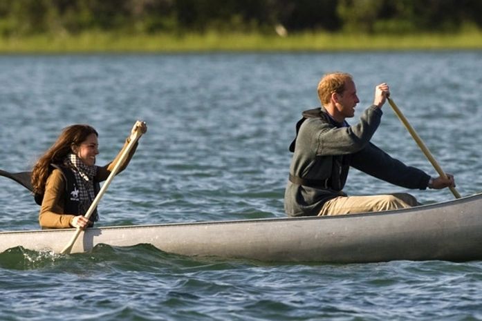 Príncipe William e Kate Middleton andam de canoa no Canadá