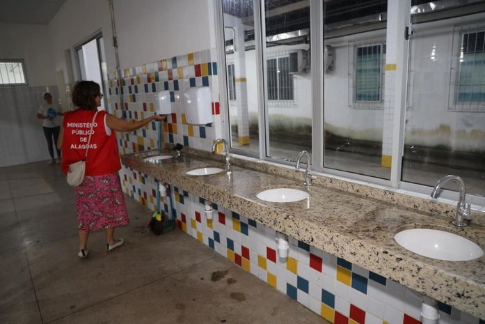 Fiscalização encontra problemas estruturais, falta de material e evasão em escolas da EJAI de Maceió