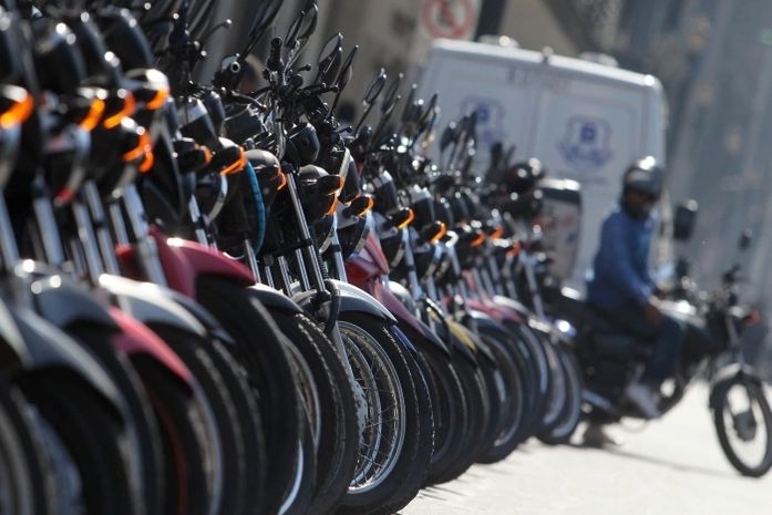 Lei proíbe empresas de cobrar e premiar pressa de motoboys