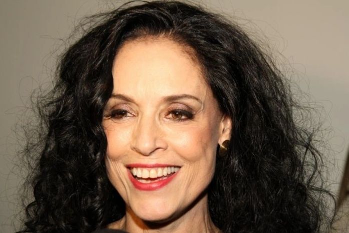 "Mantenho a porta aberta para relações com mulheres", diz Sônia Braga