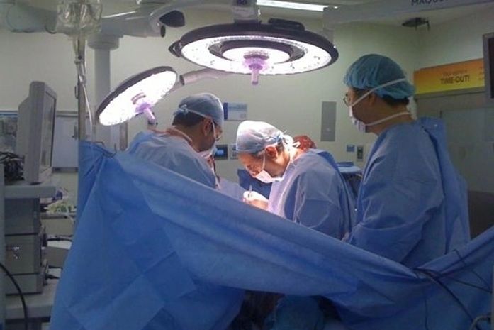 Médicos realizam o procedimento cirurgico