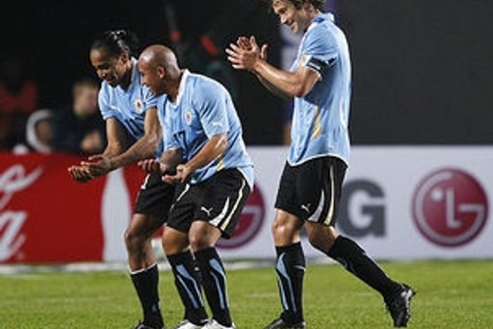 Uruguai passa e pega Argentina nas quartas