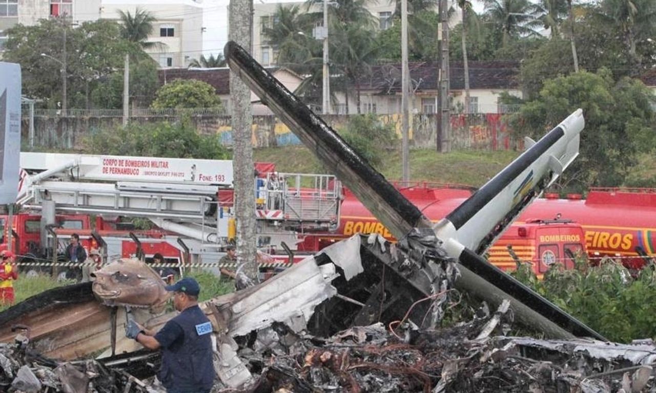 Avião bimotor explode após cair em Recife. Dezesseis pessoas morreram