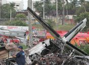 Segundo os bombeiros, dezesseis pessoas morreram na queda de um avião de pequeno porte no início desta manhã, na região do bairro de Boa Viagem, em Recife