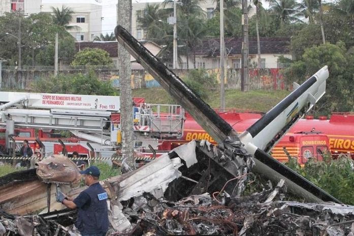 Segundo os bombeiros, dezesseis pessoas morreram na queda de um avião de pequeno porte no início desta manhã, na região do bairro de Boa Viagem, em Recife