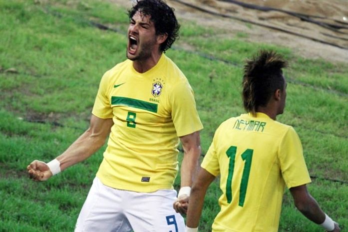 Neymar e Pato acordam, Brasil bate Equador e se classifica em primeiro