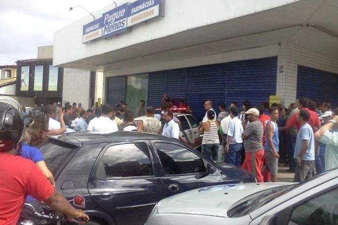 Movimentação em frente à famácia