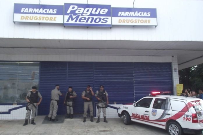 Fachada da farmácia com presença da polícia