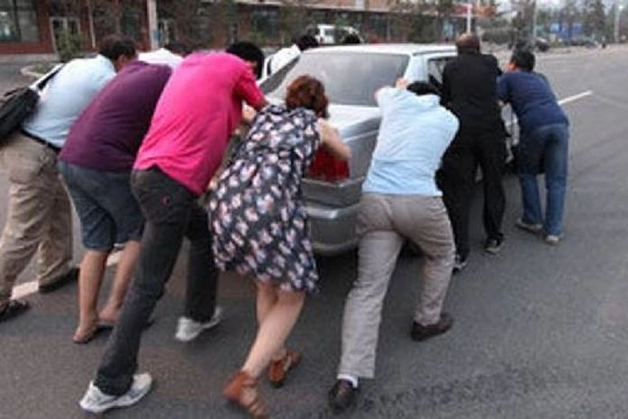 Para fugir da Lei Seca chinesa, bêbados empurram carro por 5 km