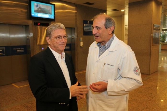 Governador Teotonio Vilela e o médico 