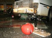 Motoqueiro fura sinal e colide com ônibus no centro de São Miguel dos Campos