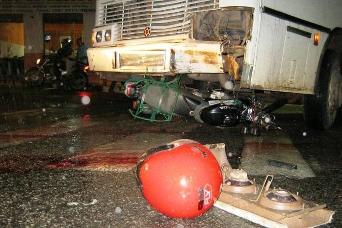 Motoqueiro fura sinal e colide com ônibus no centro de São Miguel dos Campos
